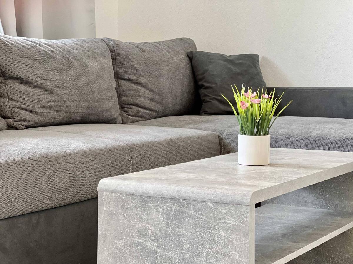 Nujen- Hotel Und Apartment Stuttgart Zuffenhausen ภายนอก รูปภาพ