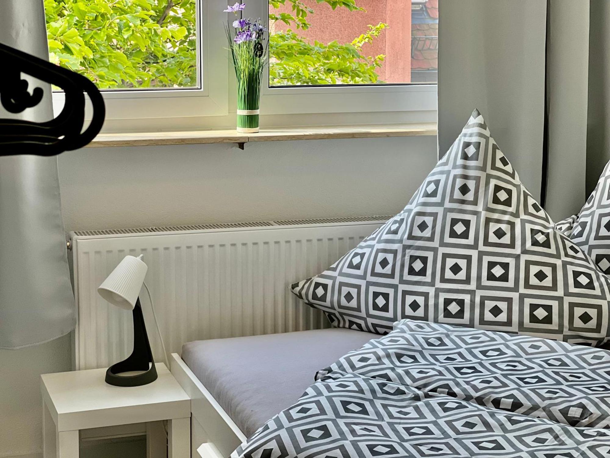 Nujen- Hotel Und Apartment Stuttgart Zuffenhausen ภายนอก รูปภาพ